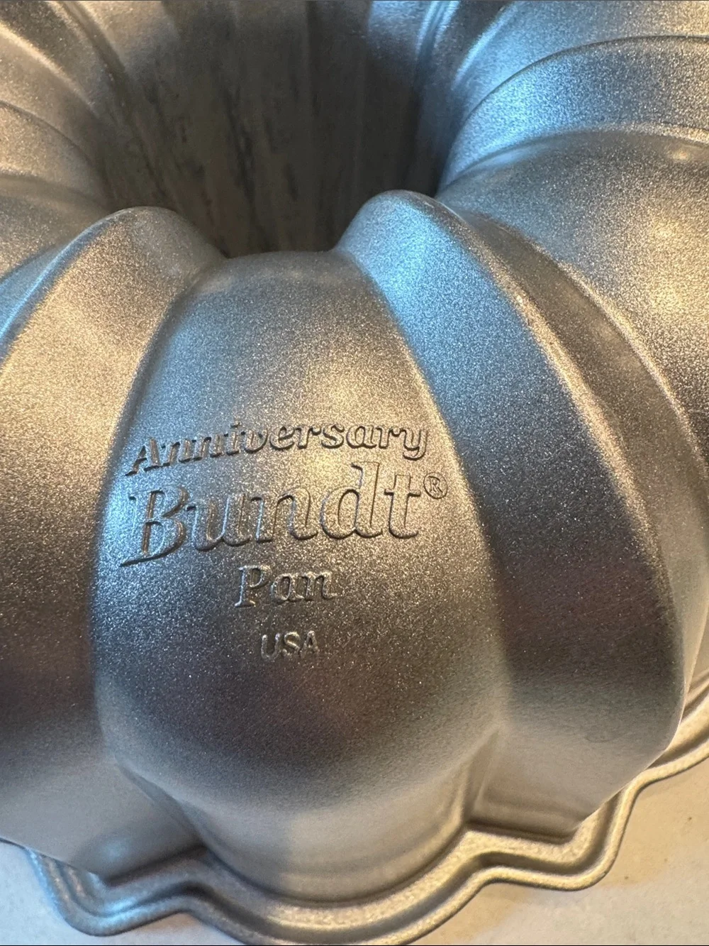Nordic Ware anniversary Gold champagne Tone Fluted Bundt Pan Carrying Handles